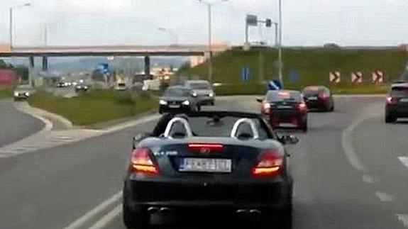 El conductor de un Mercedes bloquea el paso a una ambulancia en servicio de urgencias