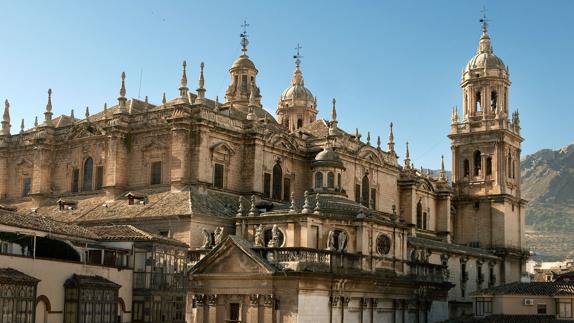 Un falso aviso de bomba obliga a desalojar unos minutos la catedral de Jaén