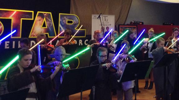 Los niños que tocan el violín con 'espadas láser' de Star Wars