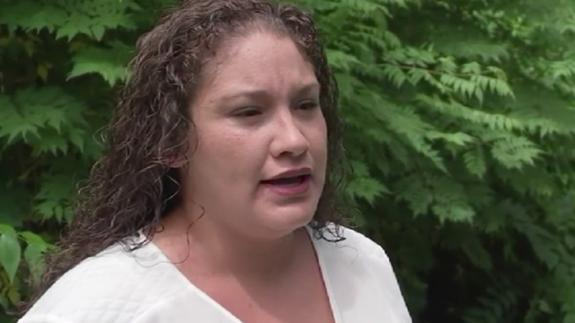 Una mujer de Texas sale de una operación hablando con acento británico