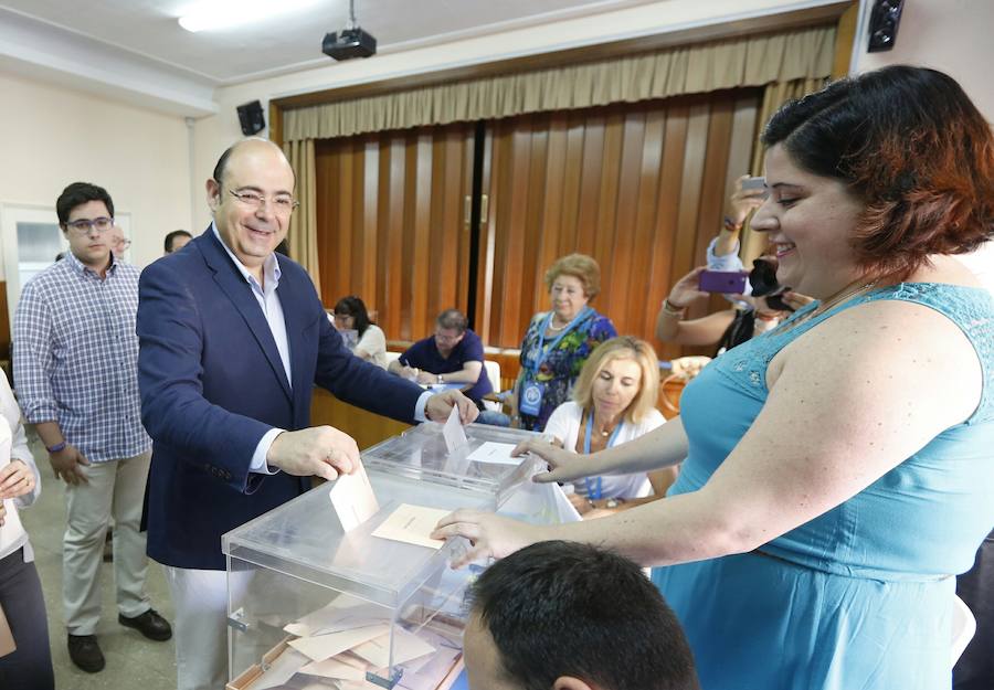 Rojas y Sebastián Pérez llaman a las urnas para "decidir si seguimos avanzando o volvemos al pasado"