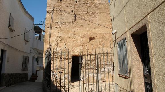 La cueva junto al castillo de Bujalamé