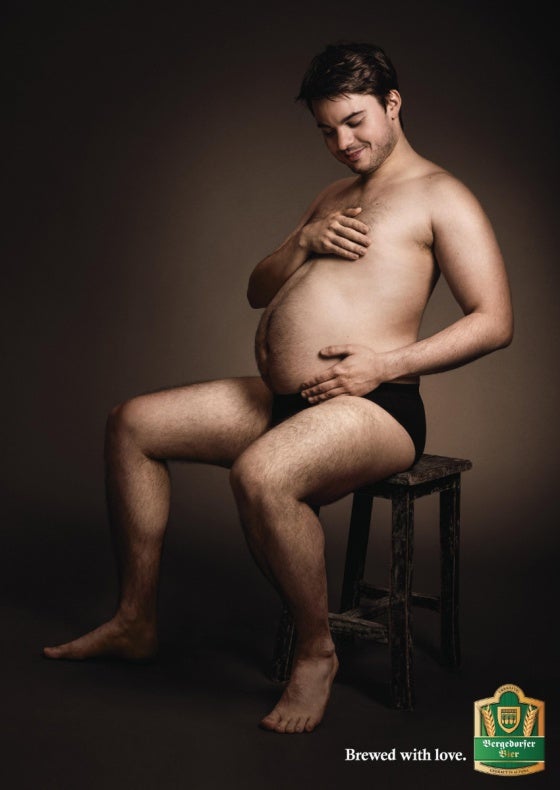 Barrigas cerveceras "hechas con amor" en el anuncio de birras que arrasa