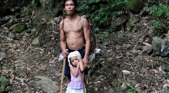 El vídeo de una niña de 5 años que lleva a su padre ciego a trabajar da la vuelta al mundo