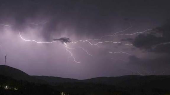 Un limpiador de ventanas sobrevive tras ser golpeado por un rayo