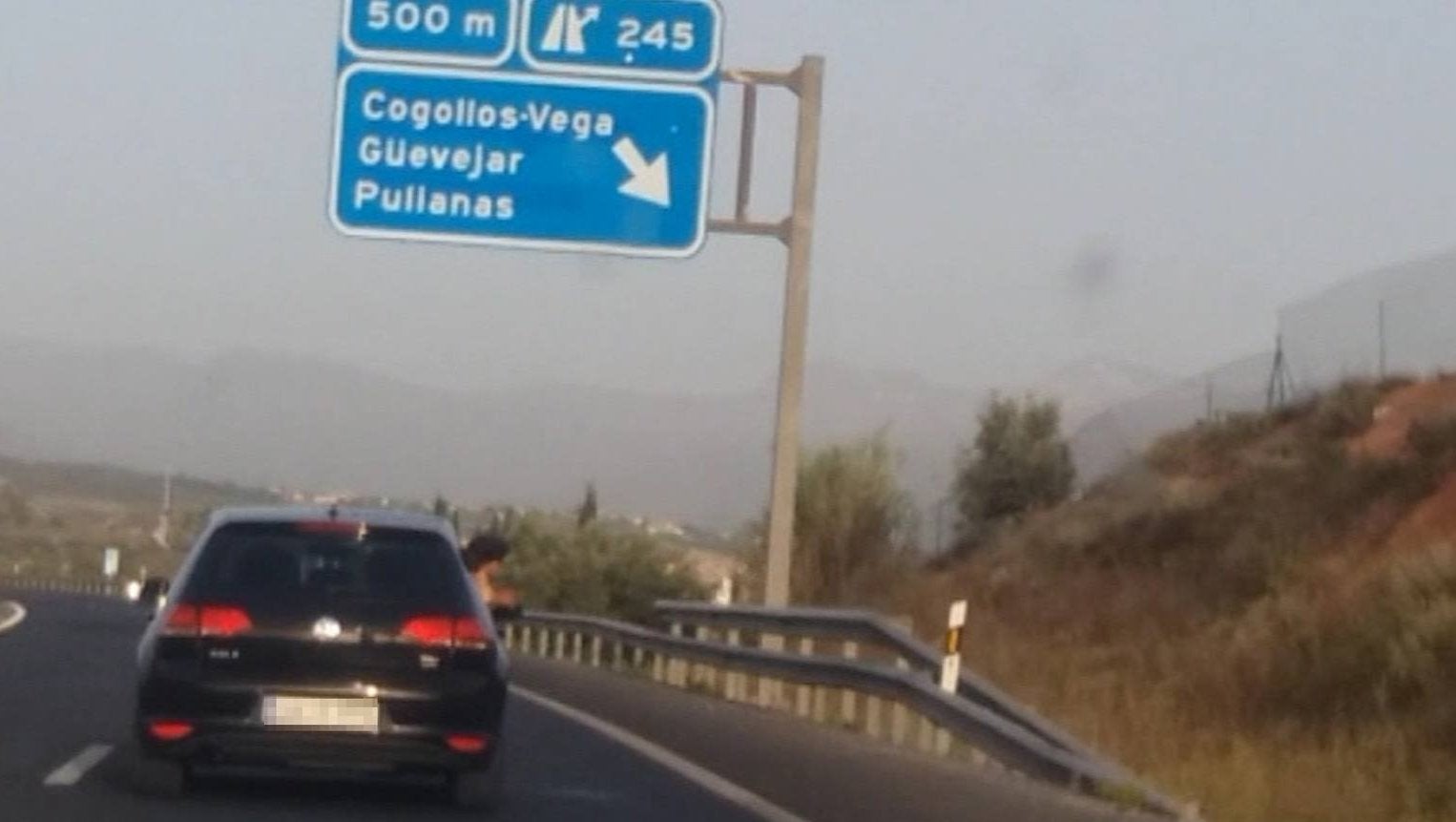 Conducía sin seguro y con dos menores con medio cuerpo fuera del coche