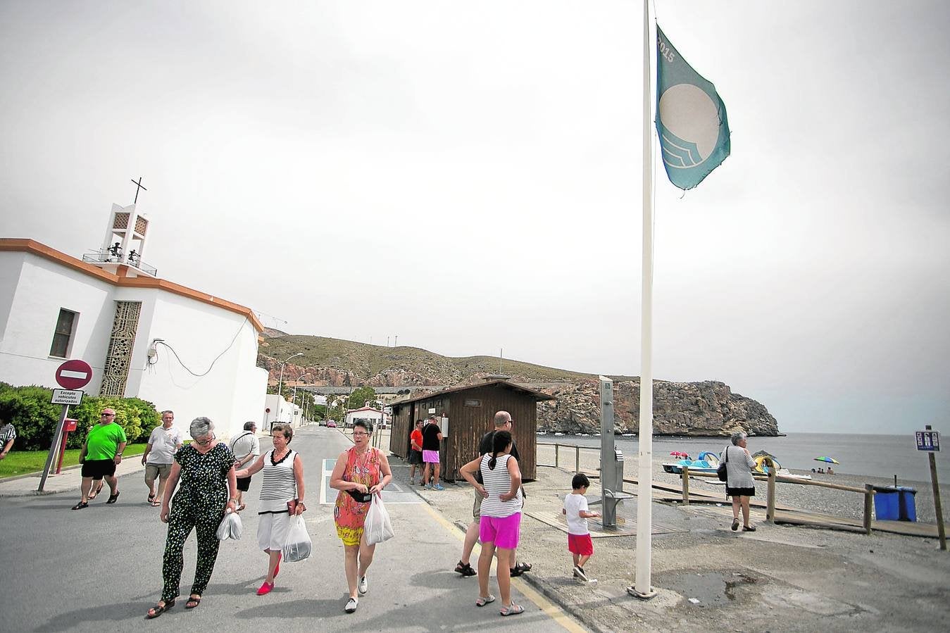 Carchuna-Calahonda «renuncia» a sus banderas azules por no poder costearlas