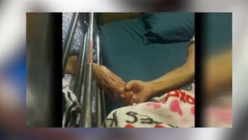 Marido y mujer mueren a la vez sujetándose las manos uno al otro