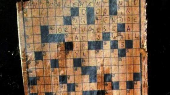 Una abuela de 91 años arruina una obra de arte al llenar un crucigrama en un museo