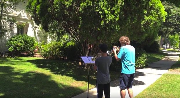 Tocan el tema principal de Star Wars frente a la casa de John Williams y él sale a conocerlos