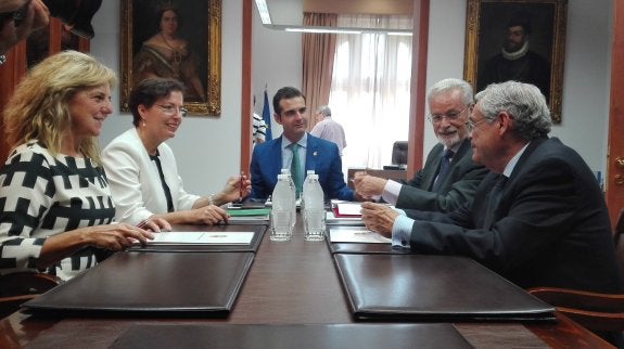 Buscan dónde ubicar a las familias que han ocupado garajes en El Puche Sur