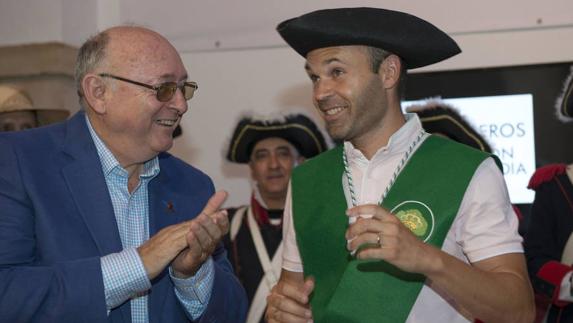 Iniesta, hijo adoptivo de Carboneros y colono de honor de Olavidia