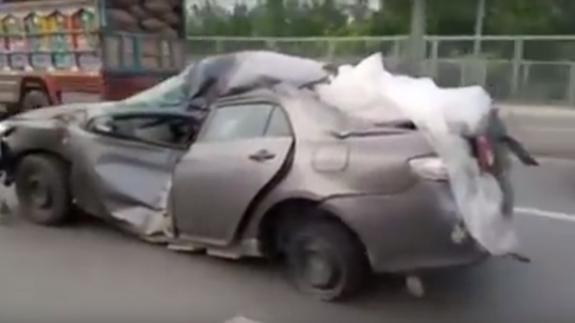 El Toyota indestructible sufre un accidente y sigue tal cual