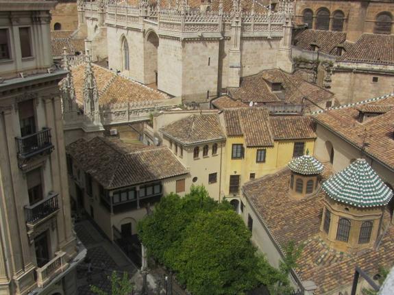 Urbanismo investiga la colocación de dos aparatos de aire en la Catedral