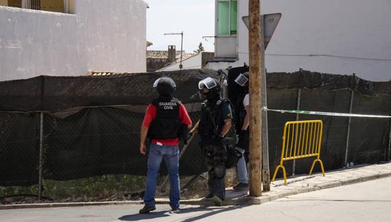 Detenido tras atrincherarse con tres armas en su casa de Begíjar durante siete horas
