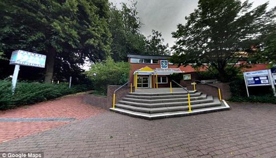 Un grupo de musulmanes irrumpen en una piscina nudista gritando "putas" a las mujeres