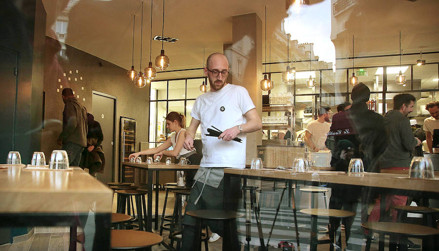 El bar mártir de los atentados de París que se recupera por todo lo alto