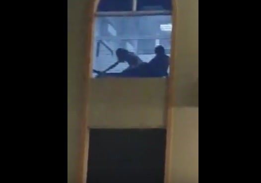 Iba buscando un pokémon y encontró a una pareja teniendo sexo