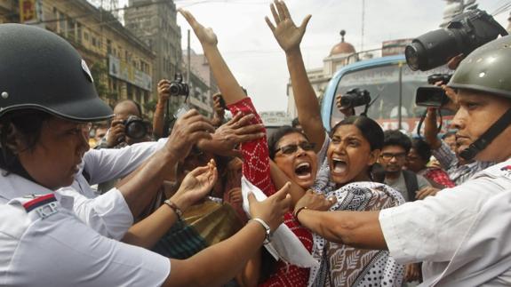 Violan, estrangualan y queman a una joven de 16 años en la India