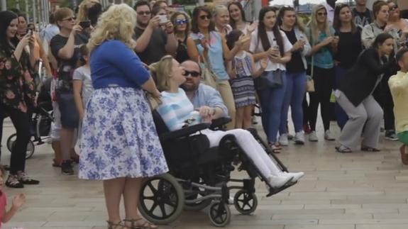 Sorprende a su esposa, enferma de esclerósis múltiple, para demostrarle que para él "es perfecta"