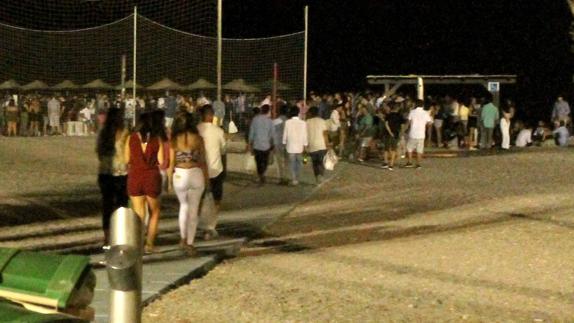 Y el botellón se refugia en la playa