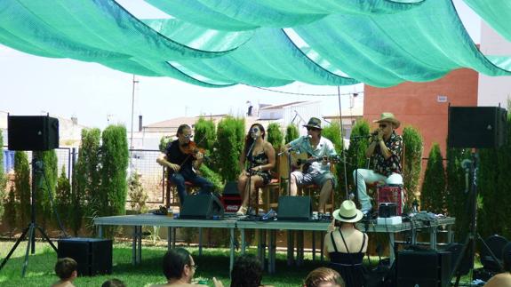 El blues ayuda a combatir el calor en Baños de la Encina