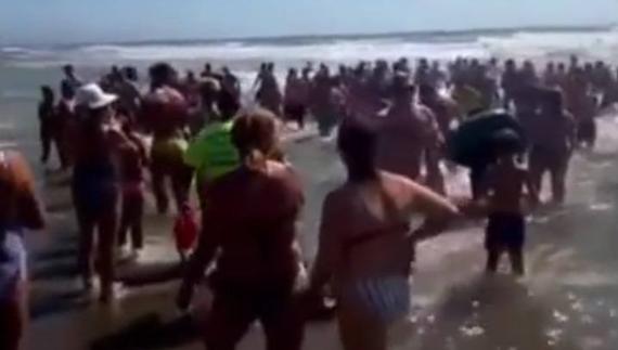 Una cadena humana de 30 personas salva la vida a un bañista en Torremolinos