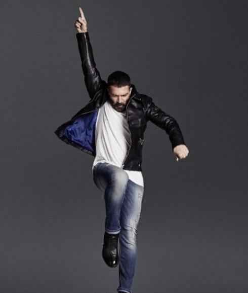 Arrasa el polo sin cuello diseñado por Antonio Banderas