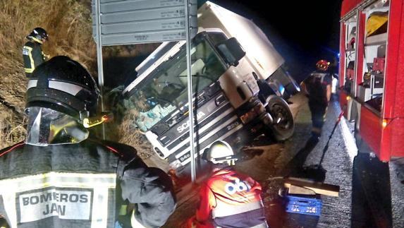 Muere un hombre al volcar el camión que conducía en Jaén