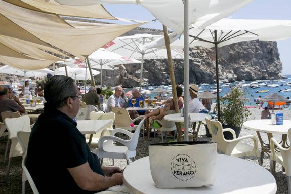 Sin apartar la mirada del mar