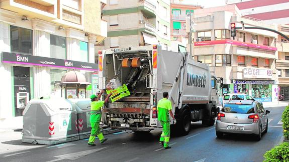 La plantilla de la empresa de limpieza de Motril, en el alero