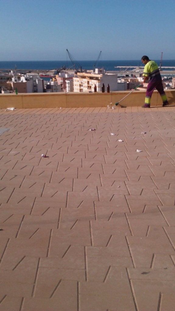 Limpian los restos del botellón tirados en el mirador del flamante Mesón Gitano