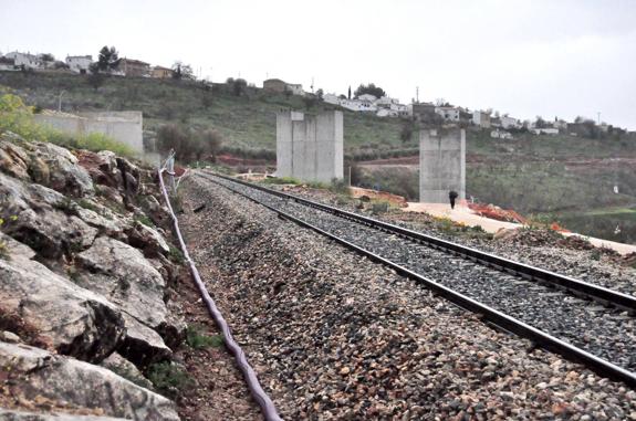 Nuevos escollos en un contrato de Fomento en el AVE a Granada eternizan el transbordo a Sevilla