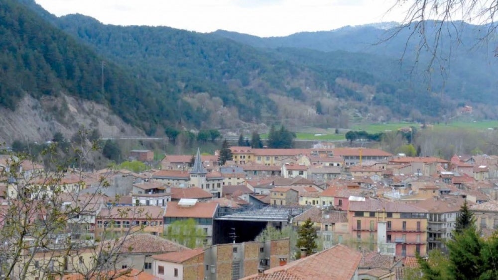 Un hombre buscado por un asesinato huye de un control fingiendo que su mujer está de parto