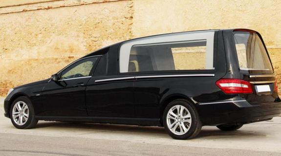 'Cazan' al chófer de un coche fúnebre a 130 km/h con el difunto dentro y sin puntos del carné