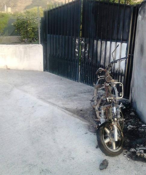 Aparecen cuatro motos quemadas en diferentes puntos de Cenes de la Vega