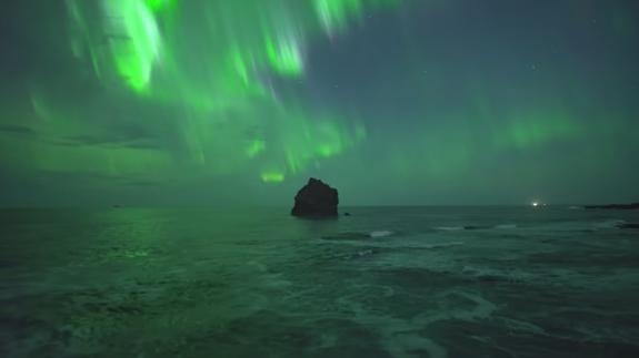 Un dron capta la espectacular aurora boreal sobre Islandia