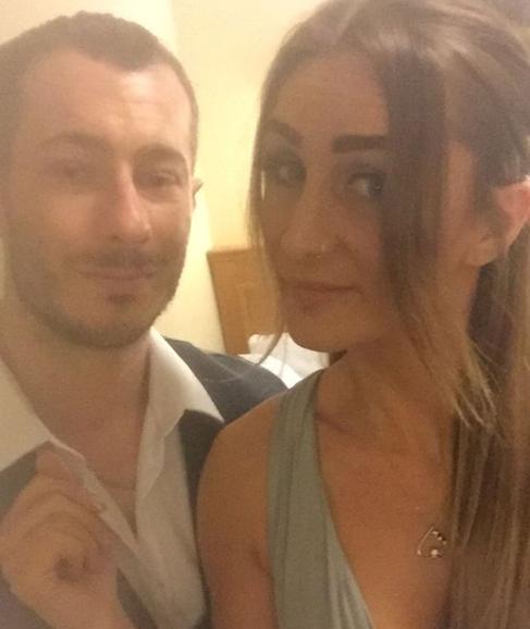 Logra que su marido le pague 7.000 euros para nuevos pechos y después le abandona