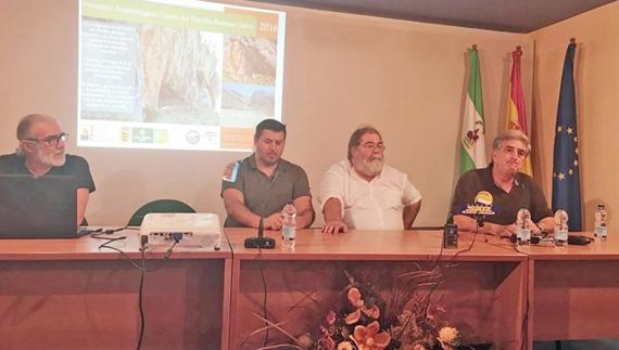 Arqueólogos localizan dos collares con más de 13.000 años de antigüedad en una cueva de Bedmar