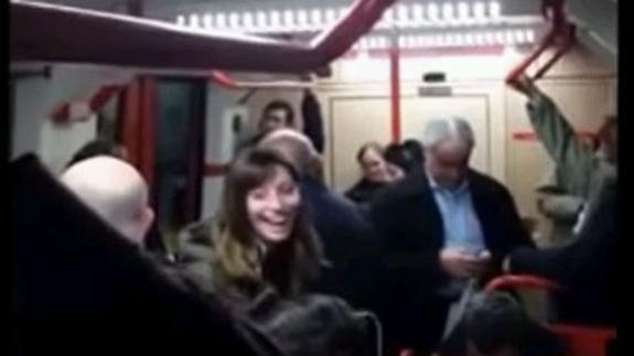 Deja abierto un micro y todos los pasajeros de un tren se enteran de su infidelidad