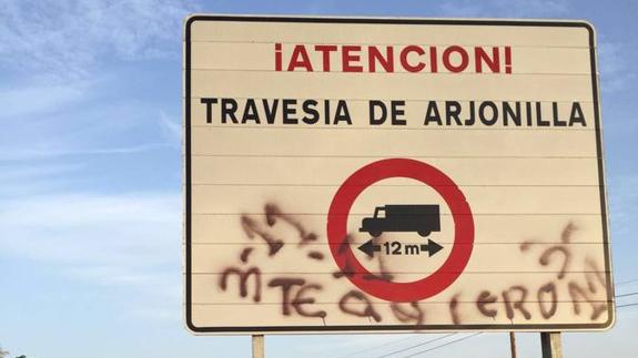 La Junta gasta 50.000 euros al año en limpiar las señales de las carreteras, tras actos vandálicos