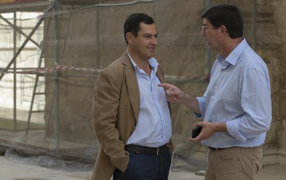 Moreno y Marín escenifican el comienzo de conversaciones en una breve reunión