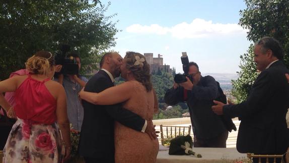 Así fue la boda del expapa y su novia granadina