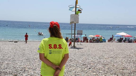 Los socorristas de las playas sexitanas realizaron algo más de un millar de servicios