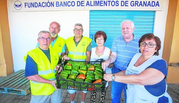 700.000 kilos de comida y sólo 20 manos