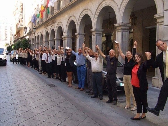 Los trabajadores del Meliá celebran la recuperación del vado