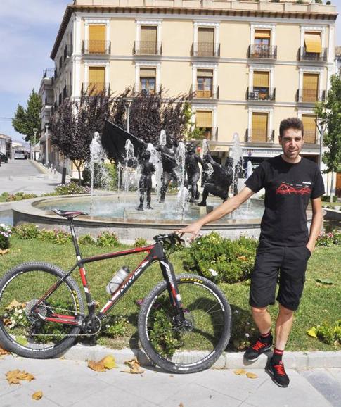 «Para vivir del 'mountain bike' tienes que competir fuera de España»