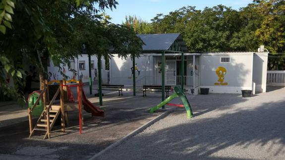 Mil alumnos estudian en aulas prefabricadas