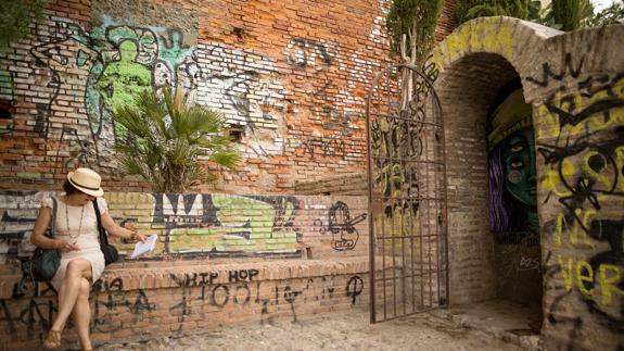 Condenan a un joven a limpiar en el Albaicín por hacer un grafiti en el barrio