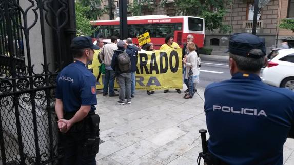 La Marea Amarilla recibe al ministro de Fomento pidiendo el AVE soterrado